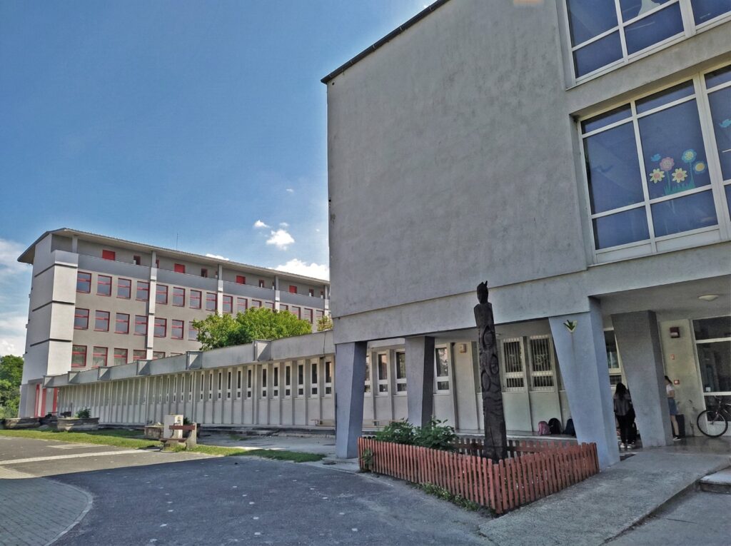 Felújított iskolaépület udvari homlokzata